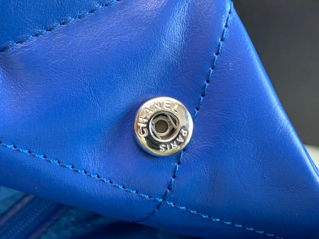 Chanel 22 Medium Handbag