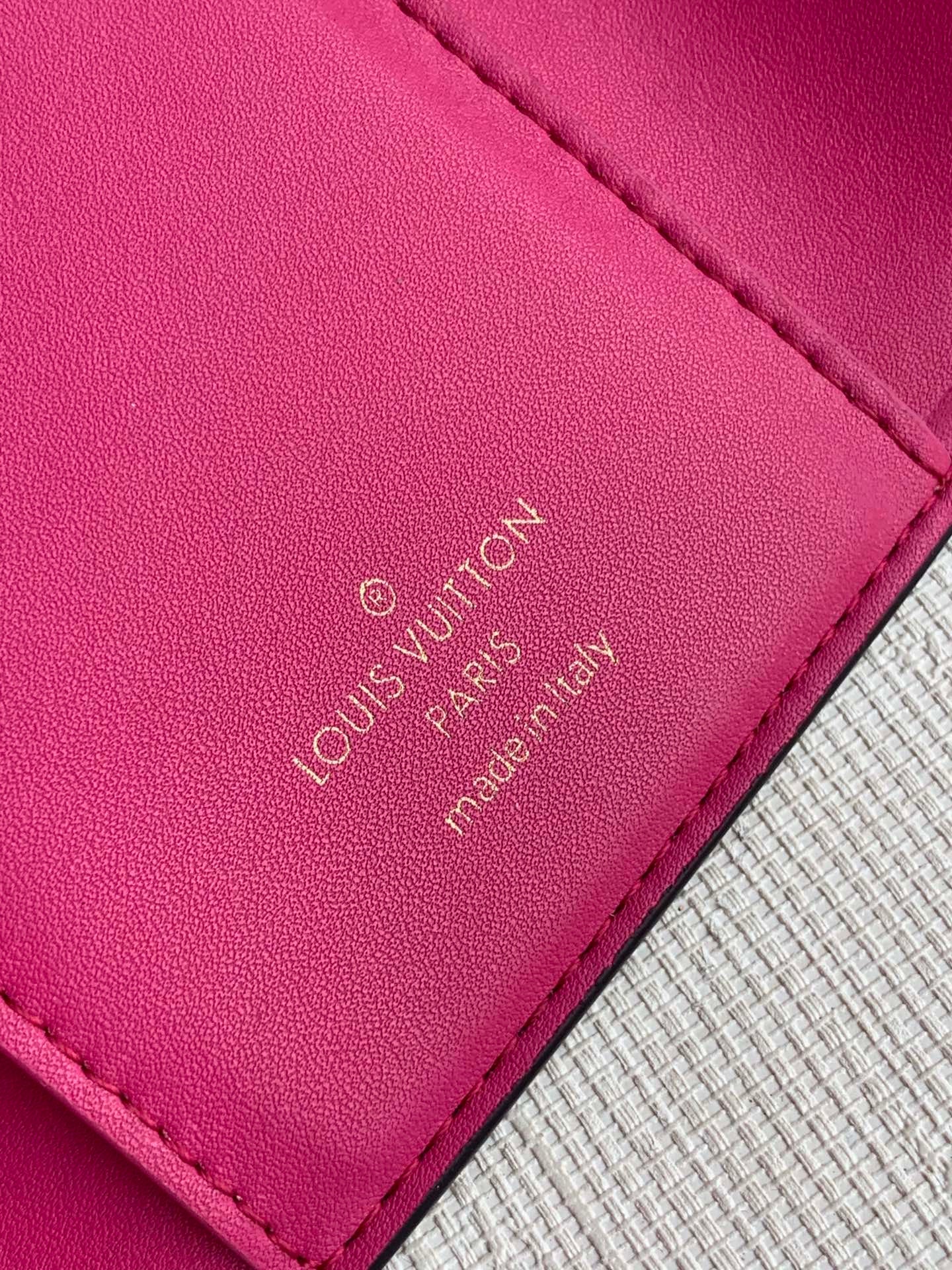 handbag with circle