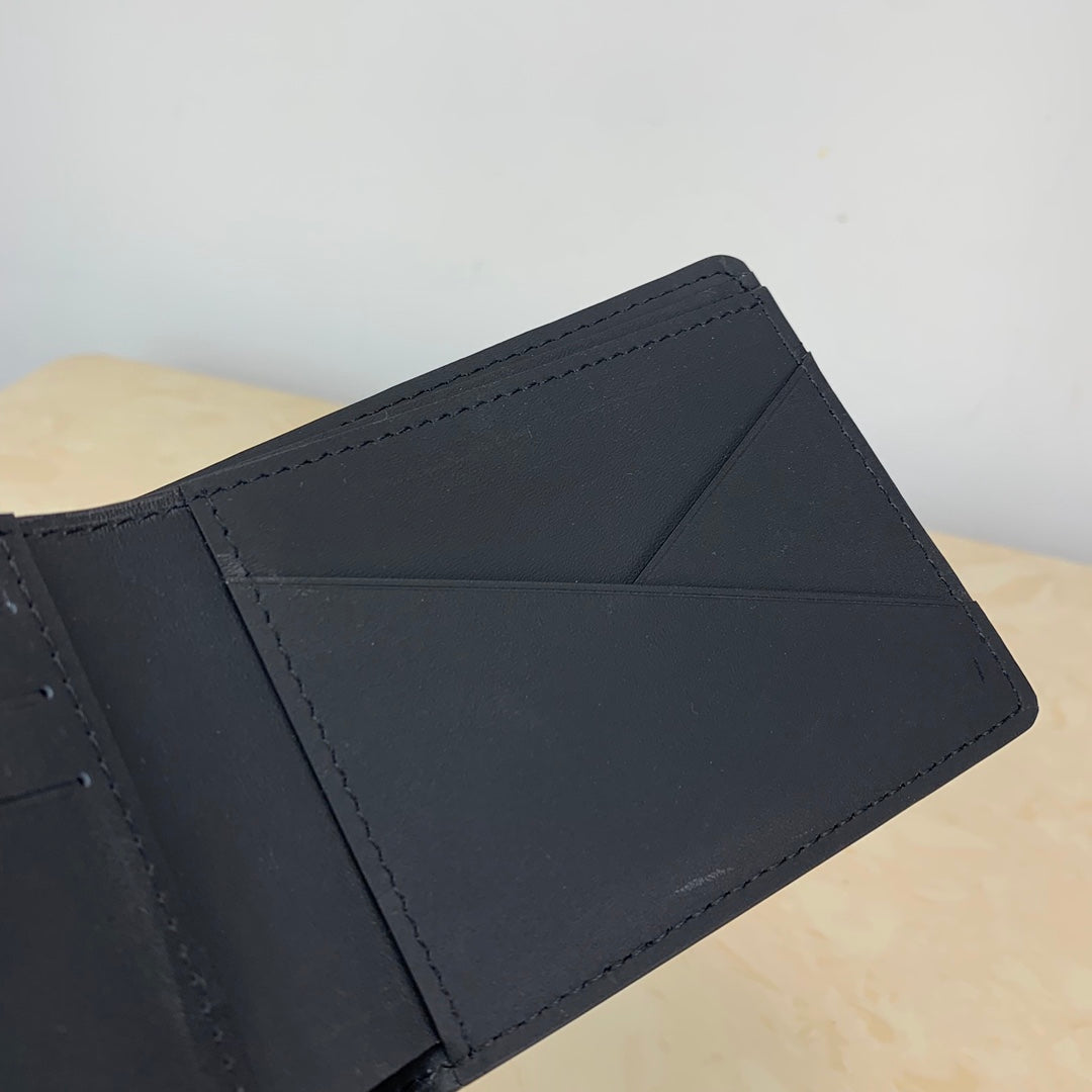 L v wallet 11.5 x 9 x 1.5 cm