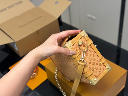 High-End Women's Fashion Handbags-25