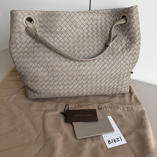 Bottega Veneta Garda Shoulder Bag Intrecciato Nappa Leather Light Grey Large 33cm