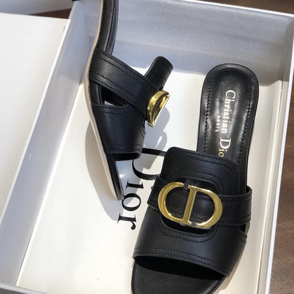 Dior  30 Montaigne slide