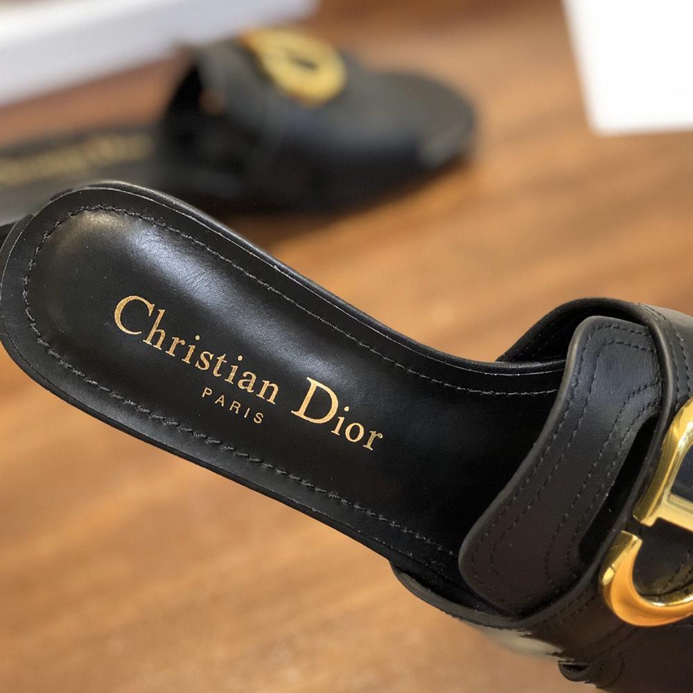 Dior  30 Montaigne slide