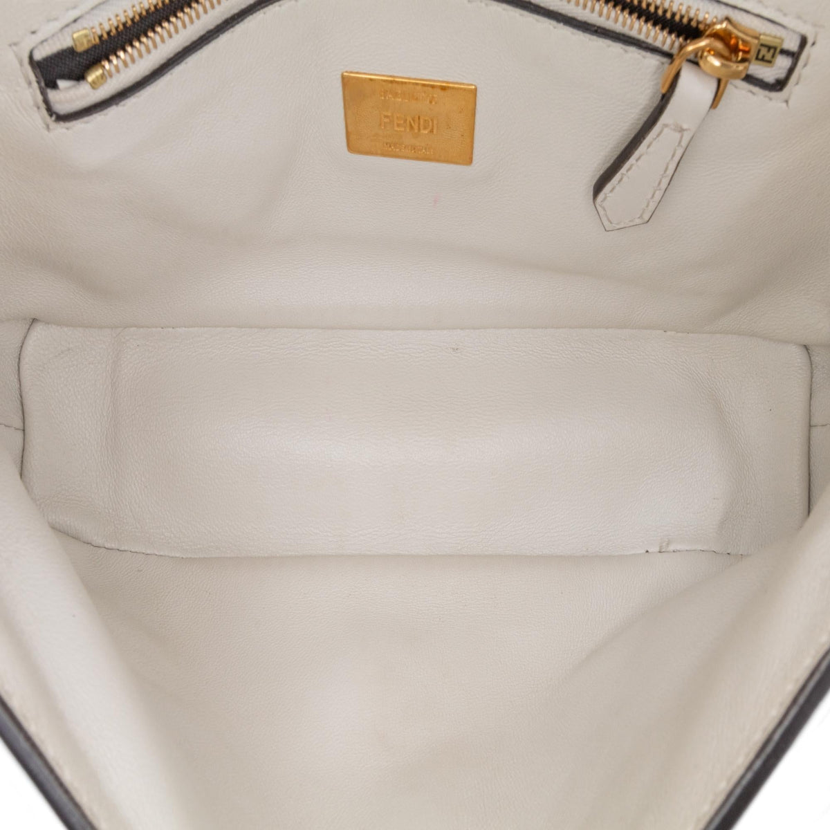 Fendi Zucca Embossed Chain Midi Baguette Shg-Twwttm Rovelle Bags