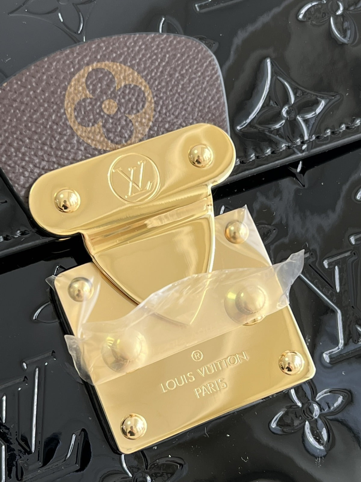 LOUIS VUITTON
Noir Monogram Vernis Leather Spring Street NM Bag