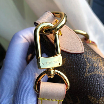 Louis Vuitton V TOTE MM