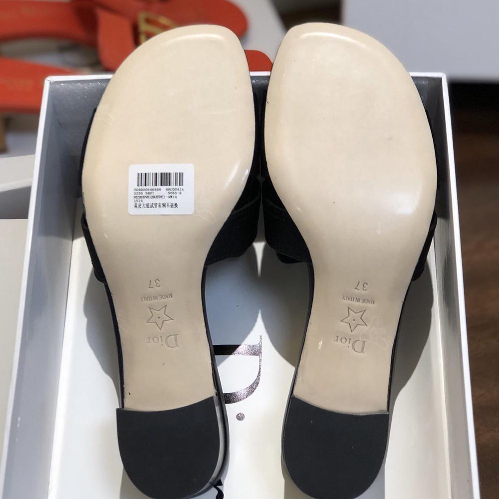 Dior  30 Montaigne slide