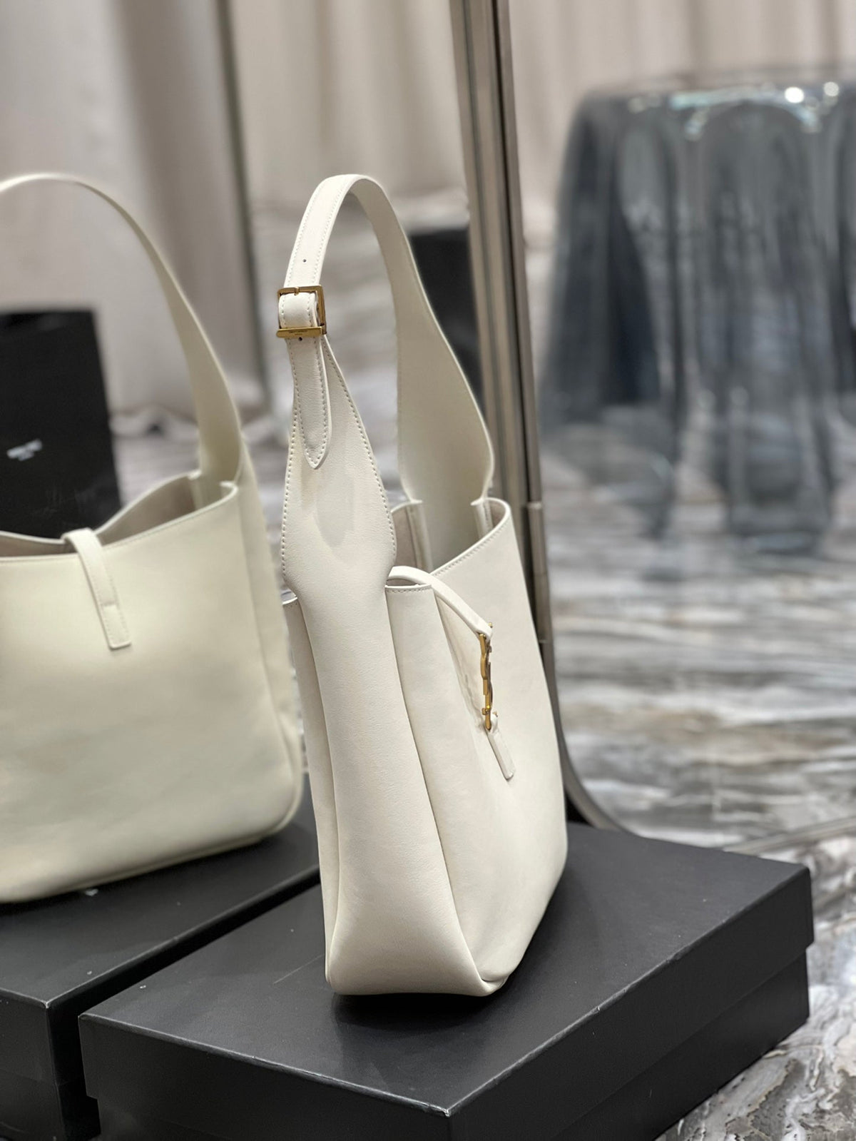 YSL LE 5 À 7 SOFT SMALL HOBO BAG IN SMOOTH LEATHER
