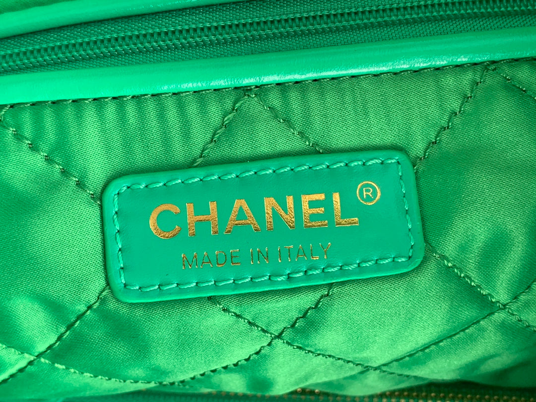 Chanel 22 Medium Handbag