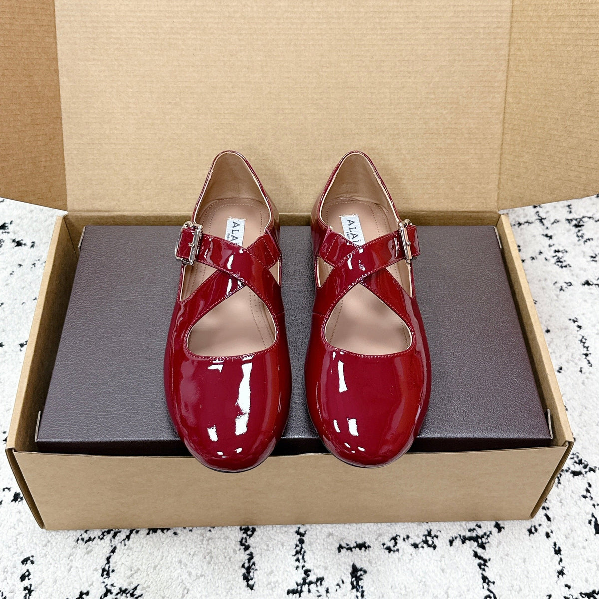 ALAIA 26S CROSS-STRAP BALLET FLATS IN RED GLOSSY LAMBSKIN