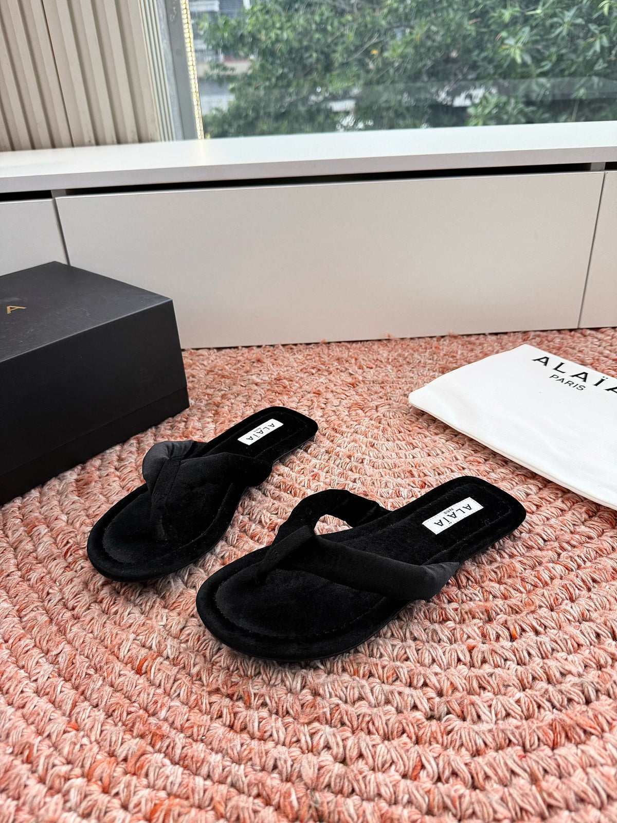 ALAIA 26S THONG SANDALS IN BLACK VELVET