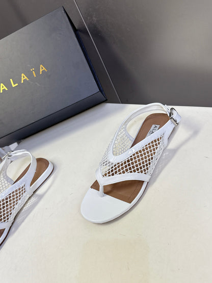 ALAIA 26S FLAT MESH THONG SANDALS IN WHITE PATENT CALFSKIN