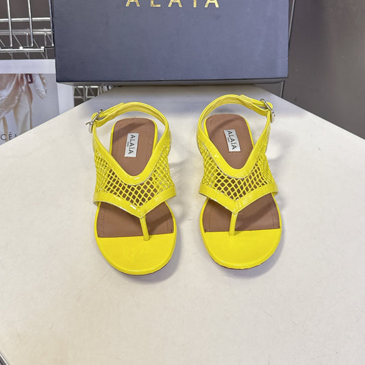 ALAIA 26S FLAT MESH THONG SANDALS IN YELLOW PATENT CALFSKIN