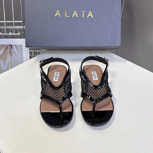 ALAIA 26S FLAT MESH THONG SANDALS IN BLACK PATENT CALFSKIN