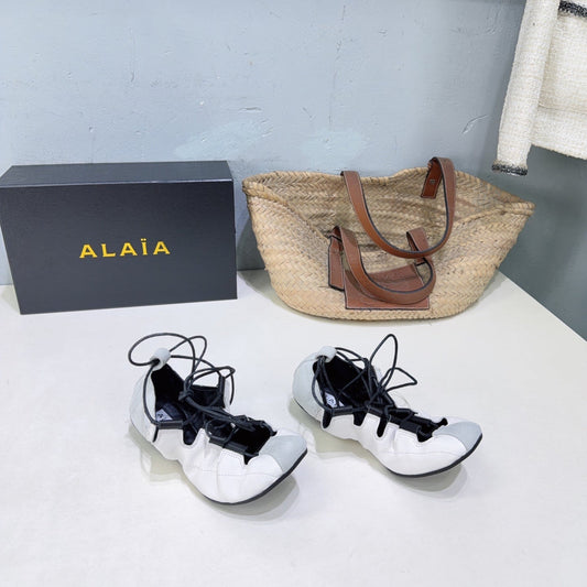 ALAIA 26S LACE-UP BALLET FLATS IN WHITE LAMBSKIN AND GREY SUEDE