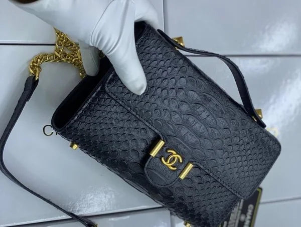 Chanel Ladies Purse 鈥� Black