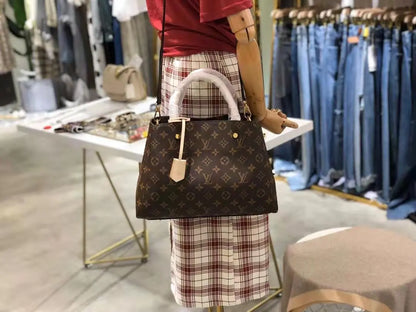 Medium Leather Shoulder Bag BB lbcase