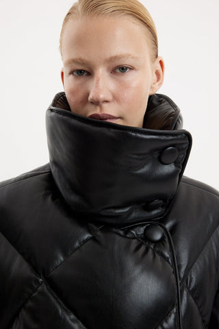 Queen Leather Black