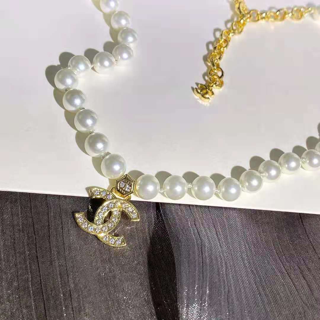 Jennie Same Pearl Necklace lbcase