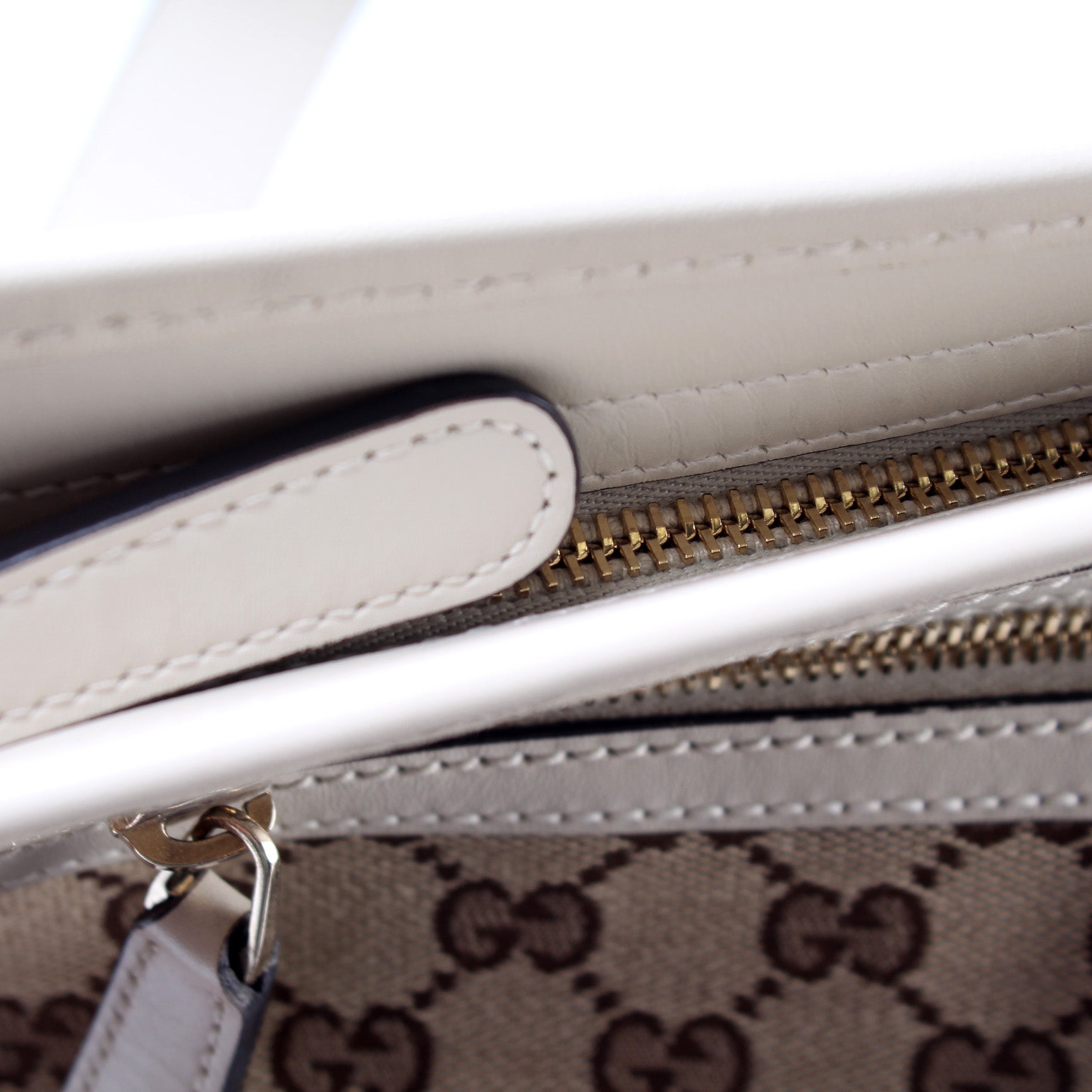 388930 GG Canvas Shoulder Bag lbcase