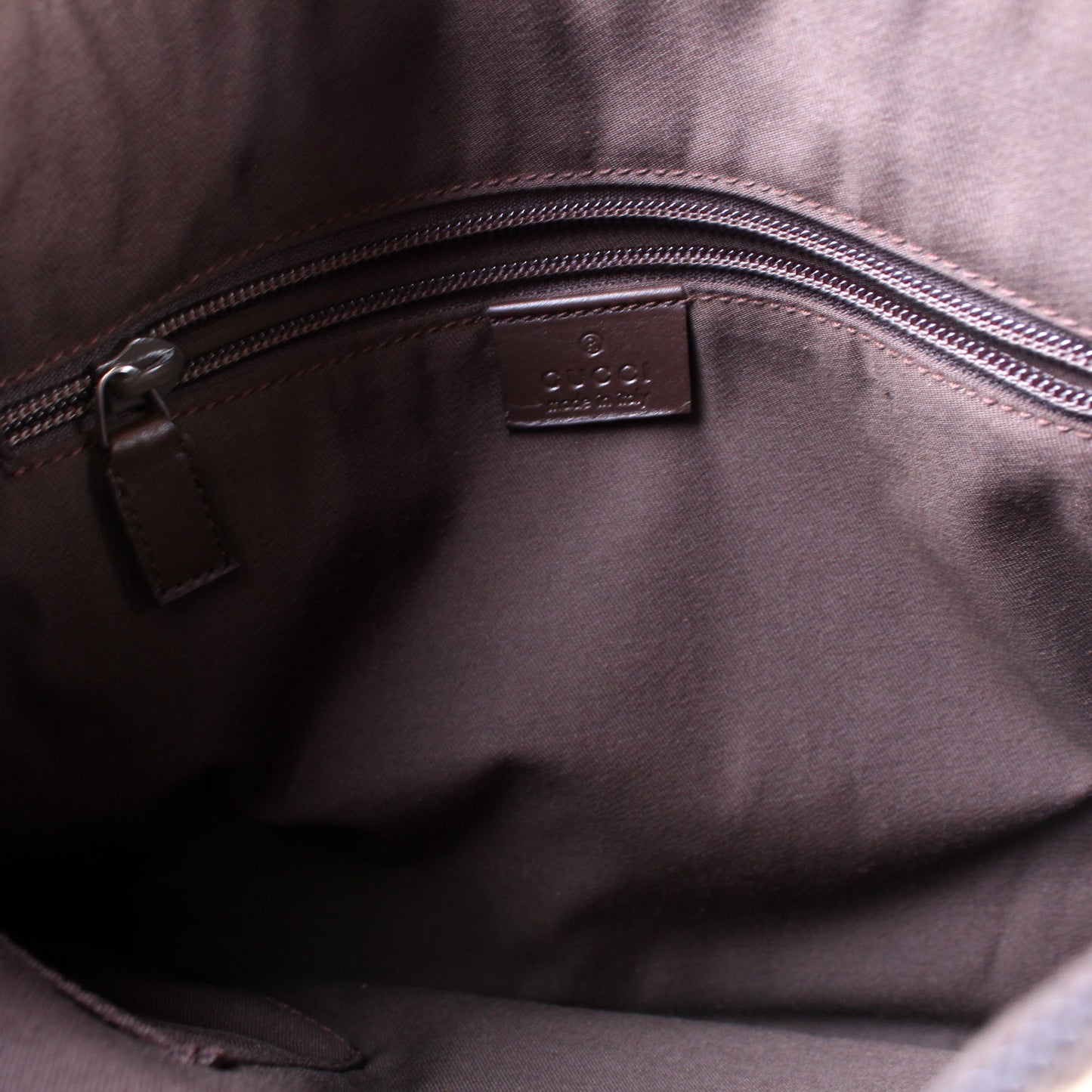 145857 GG Canvas Flat Messenger Medium lbcase