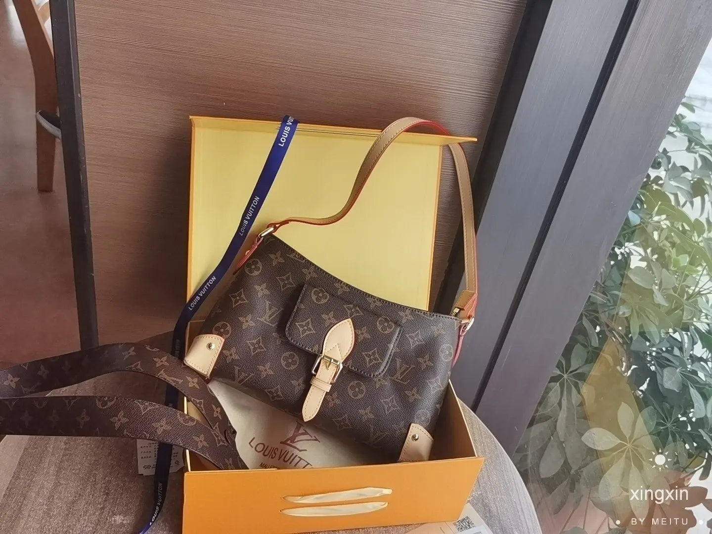 Hobo Dauphine MM Handbag lbcase