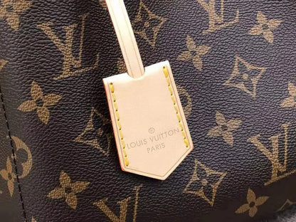 Medium Leather Shoulder Bag BB lbcase