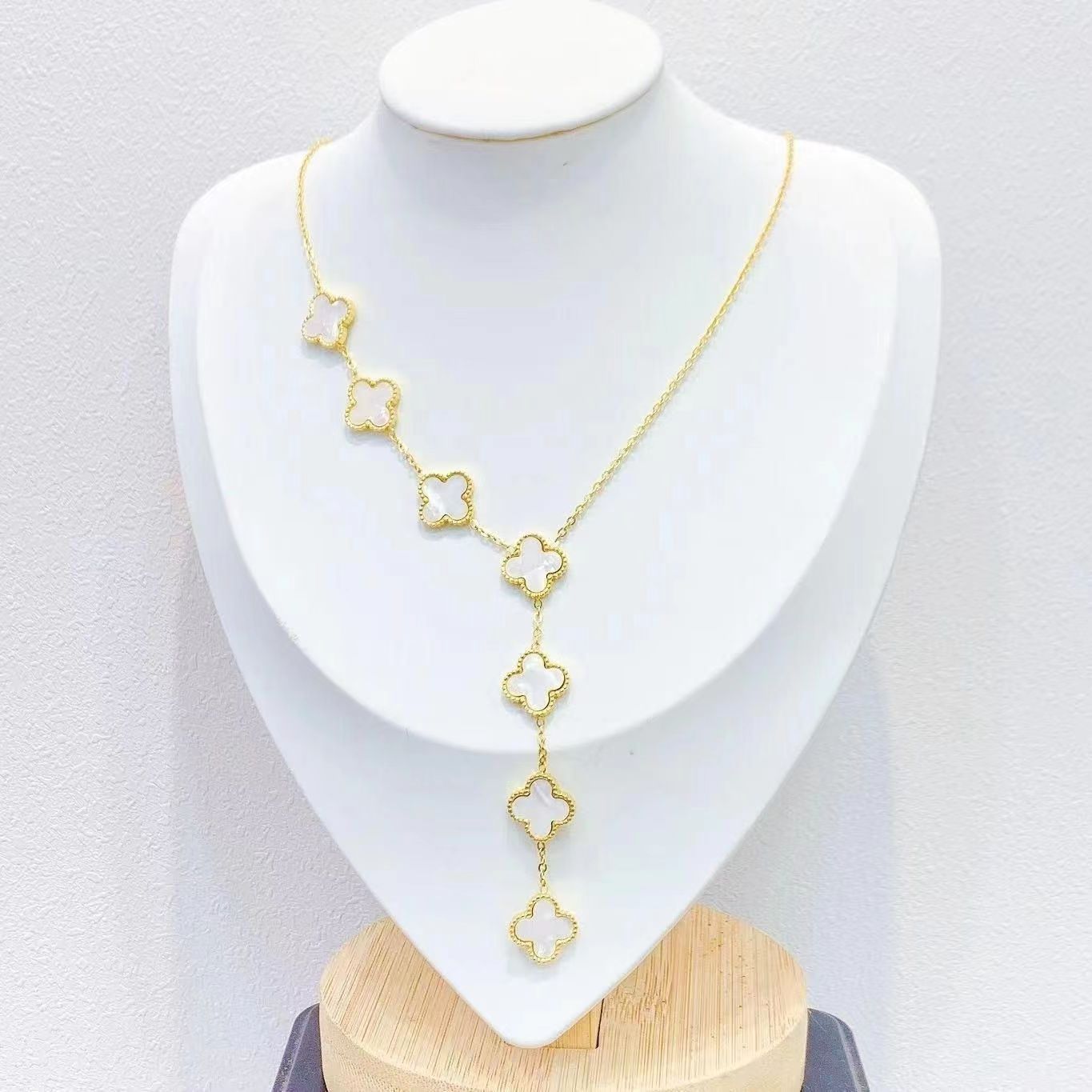 2023 New Fashion Clover Necklace