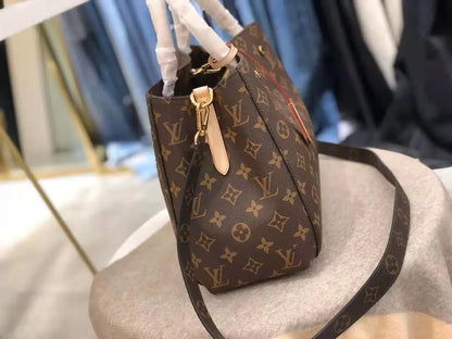 Medium Leather Shoulder Bag BB lbcase