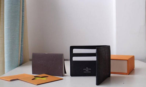 M E N S - L V - W A L L E T - P R E S S E D - L O G O