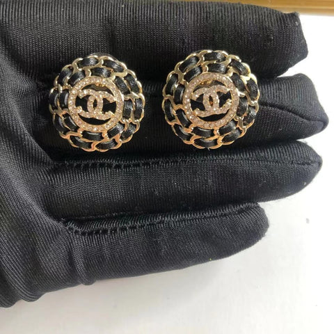 (C earrings) Small fragrant vintage earrings
