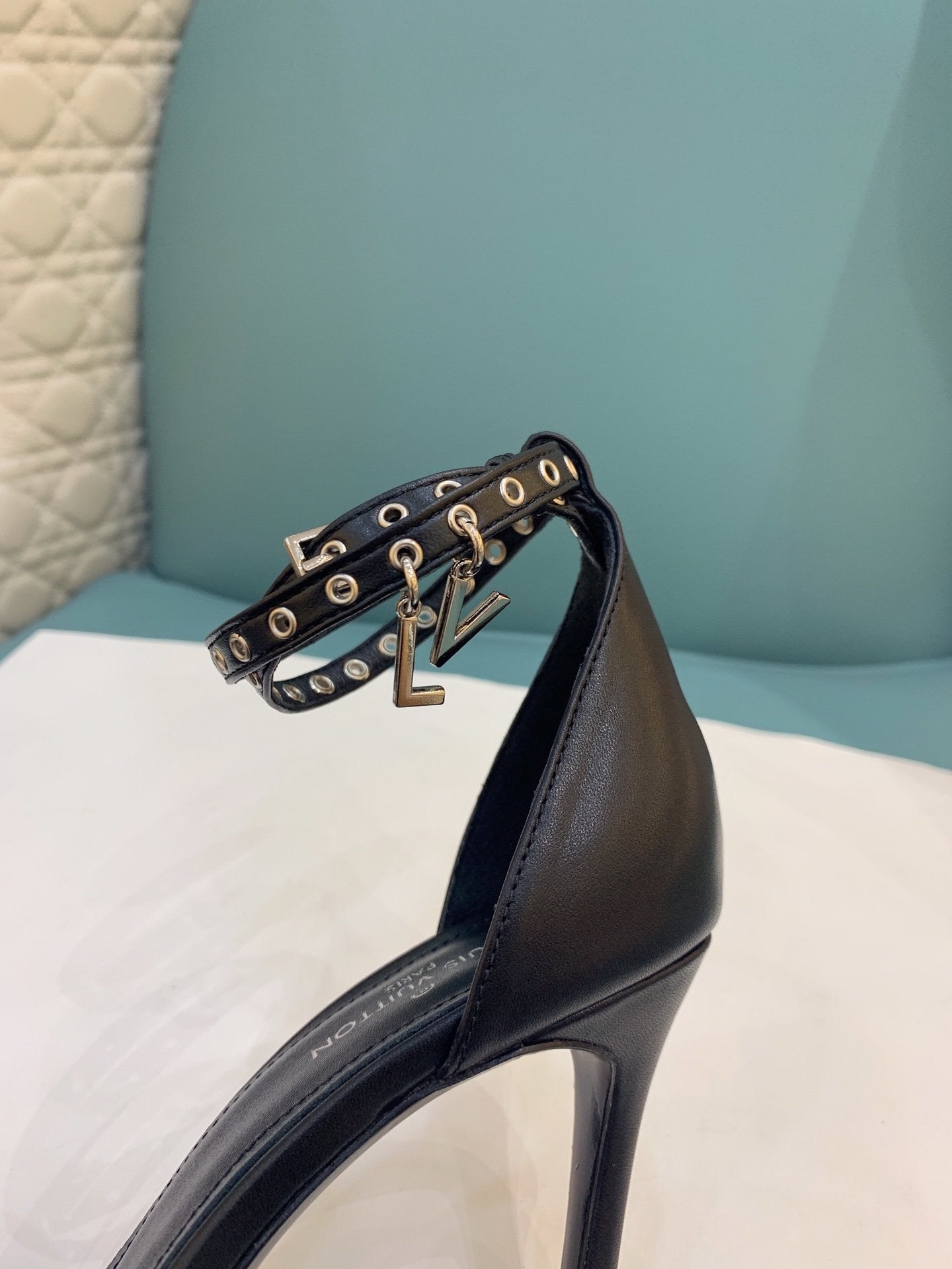 Lv b/w heels
