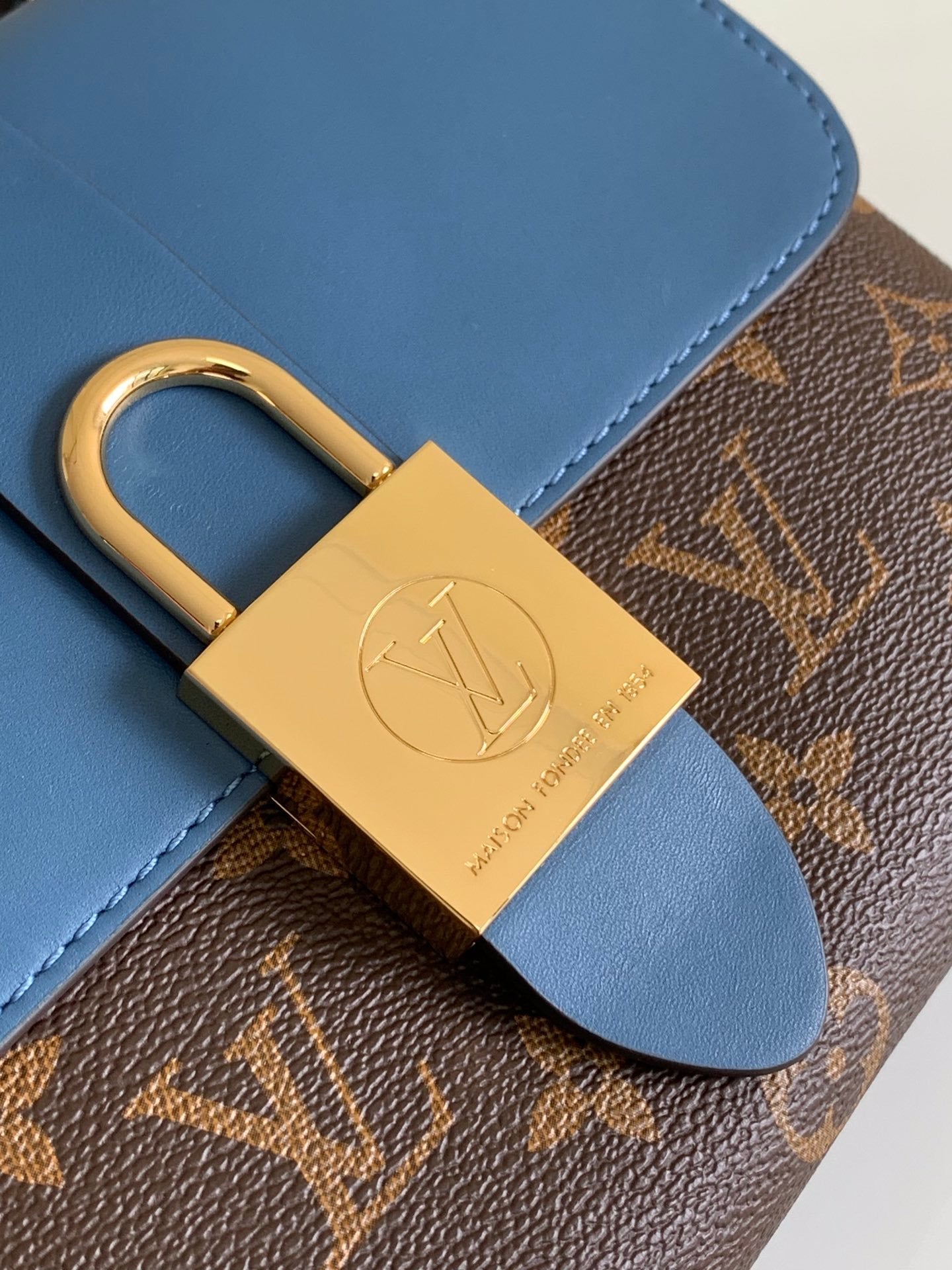 handbag lock blue