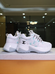 L V - T I G H T Y - W H I T E Y - S N E A K E R