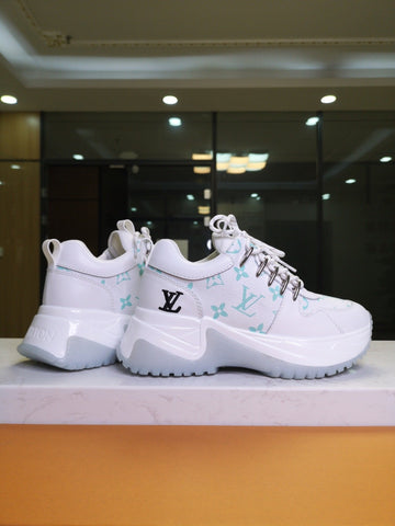 L V - T I G H T Y - W H I T E Y - S N E A K E R