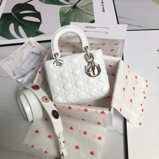 D lady white