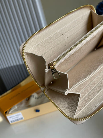 White wallet 19.5x10.5x2.5cm