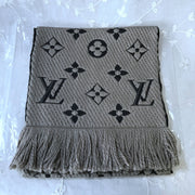 handbag gray scarf