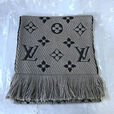 handbag gray scarf
