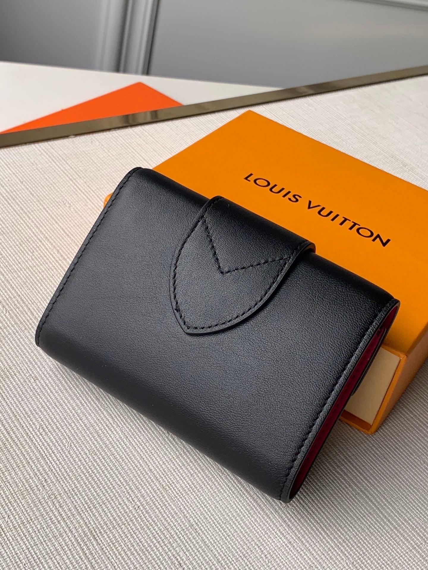 handbag with circle