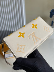 White wallet 19.5x10.5x2.5cm