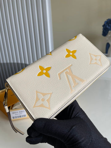 White wallet 19.5x10.5x2.5cm