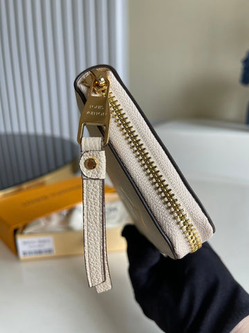 White wallet 19.5x10.5x2.5cm
