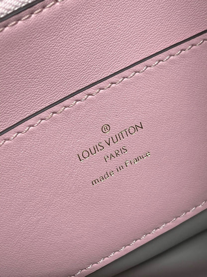 Fashion pink handbag