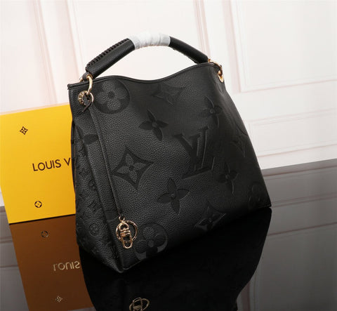 L v tote  42*32*16CM 95
