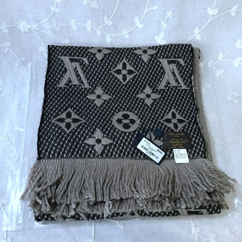 handbag gray scarf