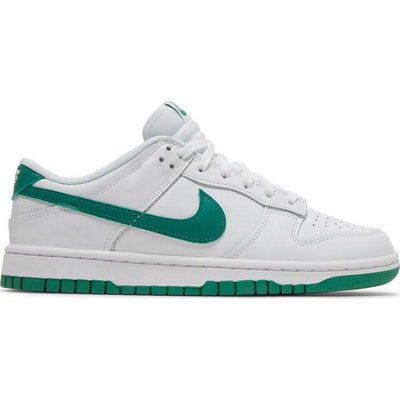 Nike Wmns Dunk Low in White/Green
