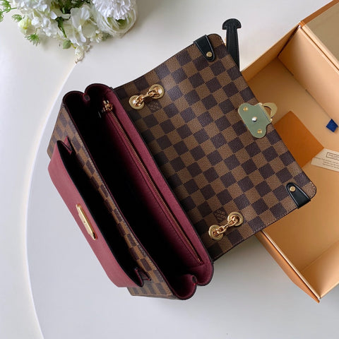 Metal latch handbag
