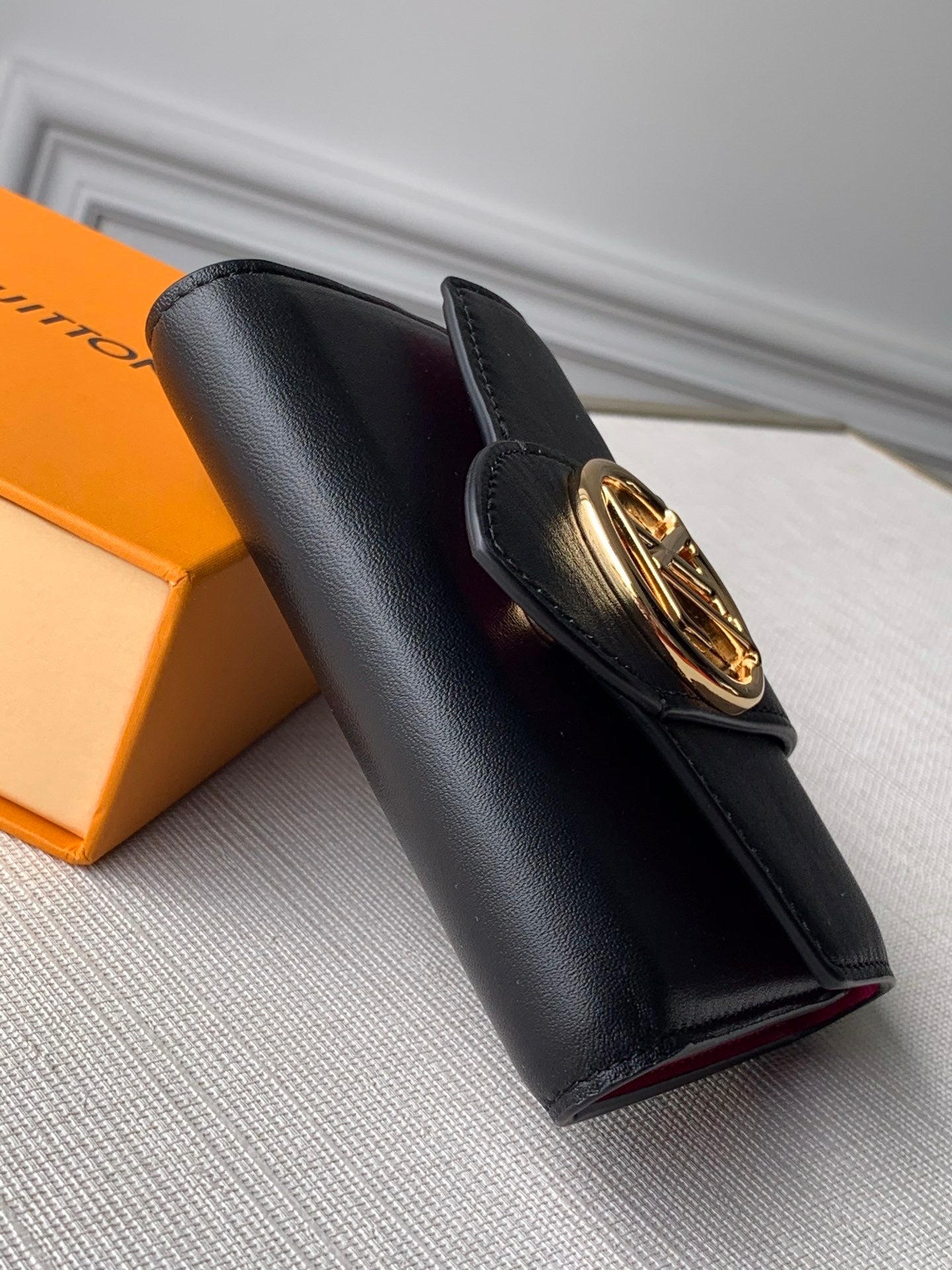 handbag with circle
