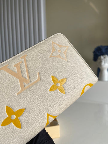 White wallet 19.5x10.5x2.5cm